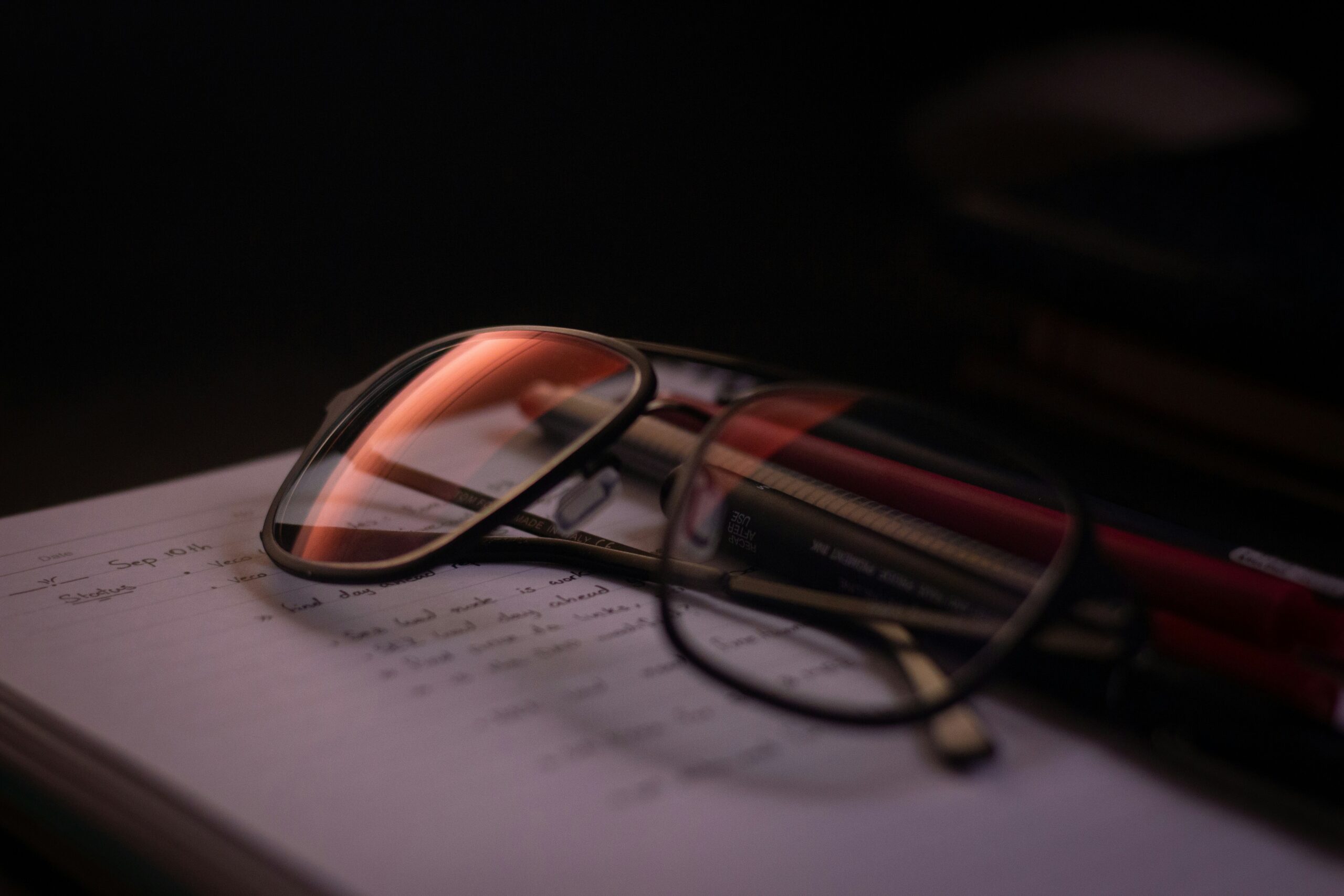 Orientierung und Überblick Brille auf handgeschriebenen Notizen